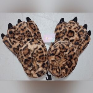 NWT Fuzzy Claw Slippers,Size Mens 5-6 Womens 7-8